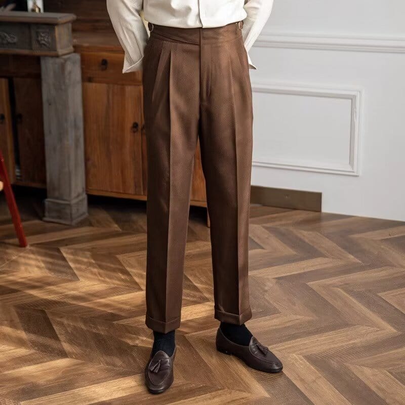 Das-Herrenmodell-trägt-eine-braun-Hose-mit-hohem-Bund-elegantem-und-klassischem-Design