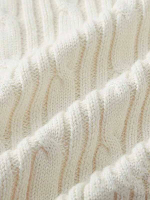 Herren-weißer-V-Pullover-mit-Rippstrick-rot-blauen-Akzenten-vintage-Design-eleganter-Stil